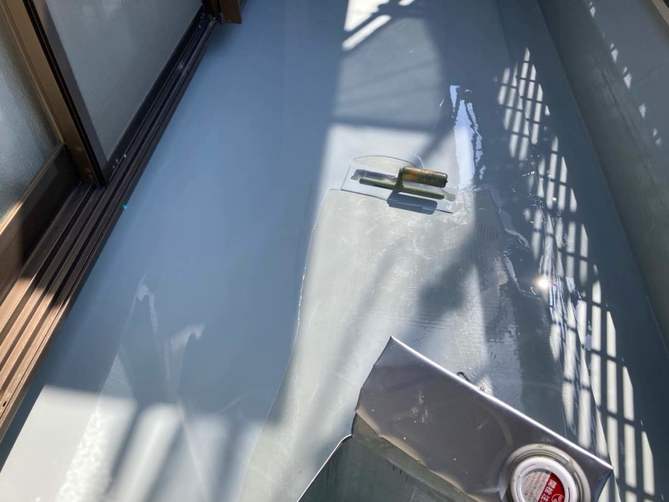 ベランダ防水ウレタン２層目塗布作業