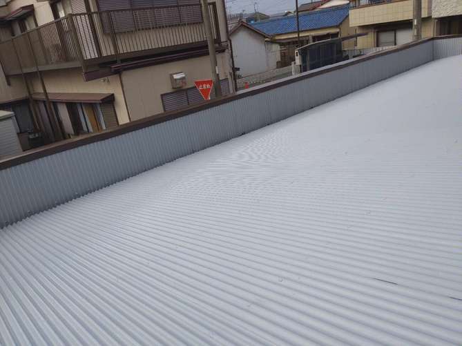 波板スレート屋根　上塗り完了