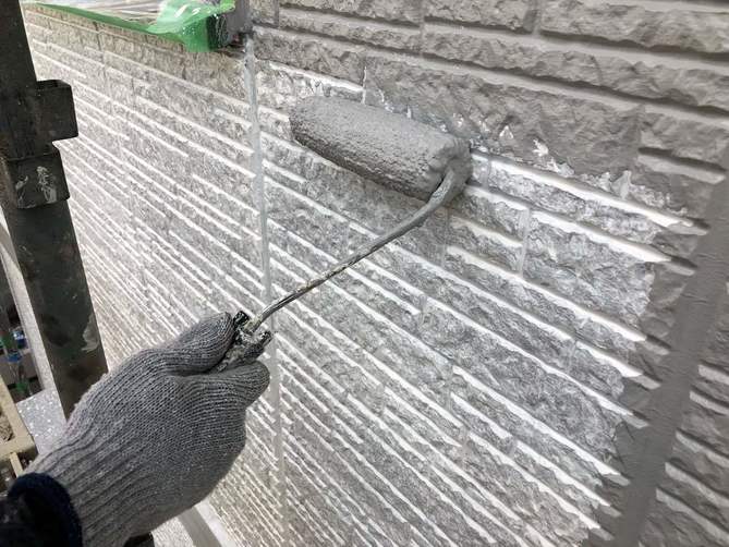 外壁中塗り作業