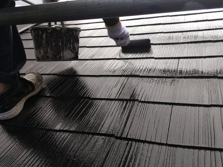 屋根上塗り作業